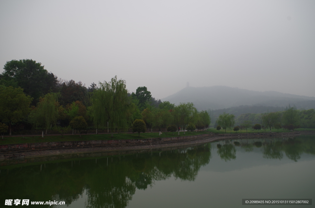 暮雨湖景