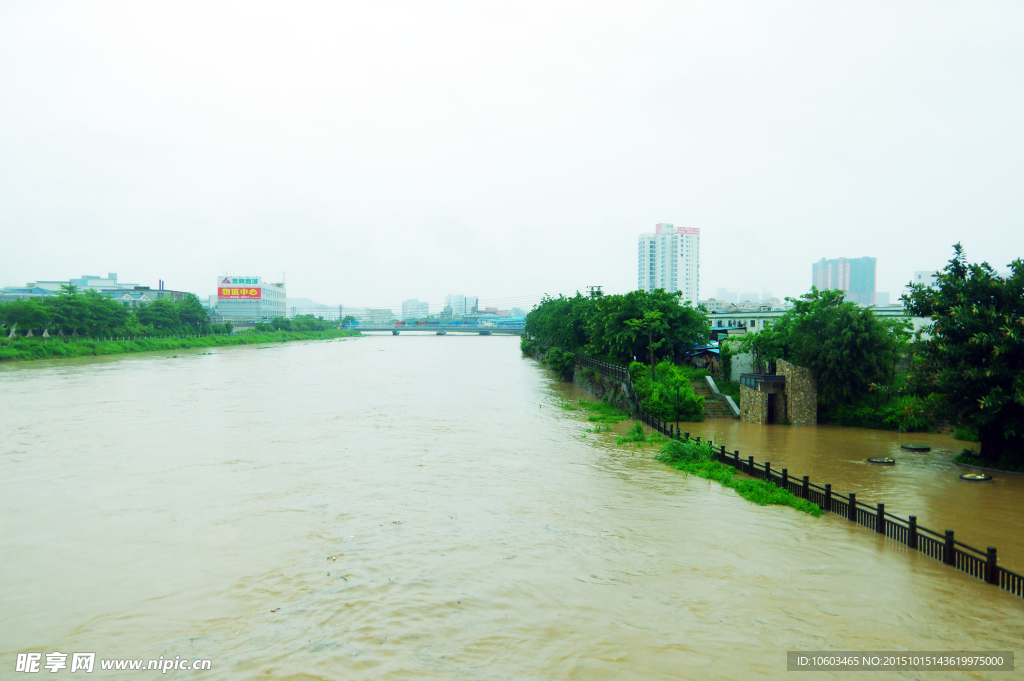 洪水泛滥 河水滔滔