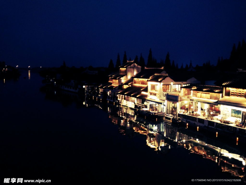 江南水乡朱家角古镇夜景图