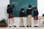 男女学生板书