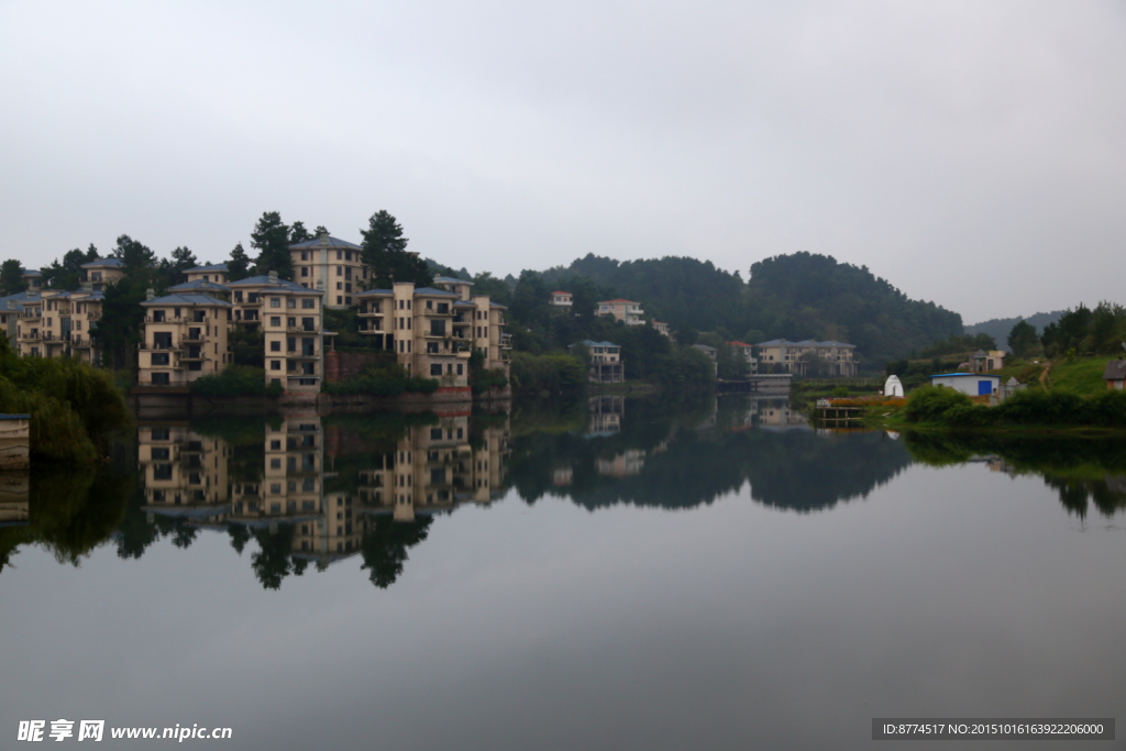 湖中小镇