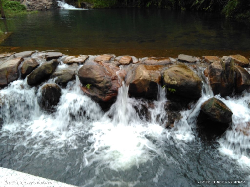小湖流水
