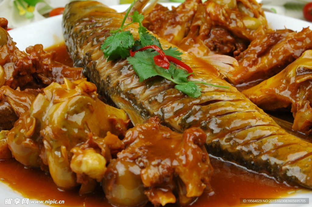 筒子骨烧鲩鱼