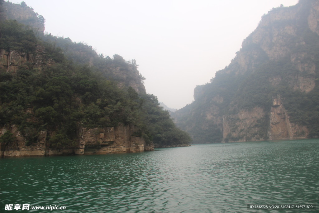 平静的湖水