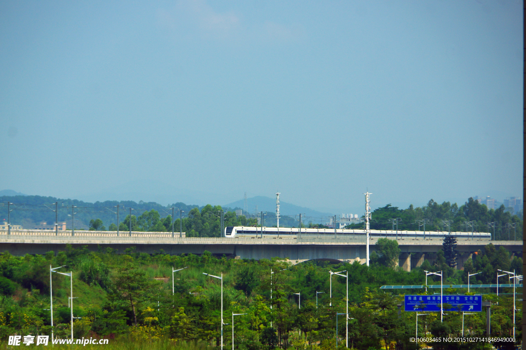 高速列车 高空飞驰