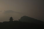 晨雾中的塔 嵩山