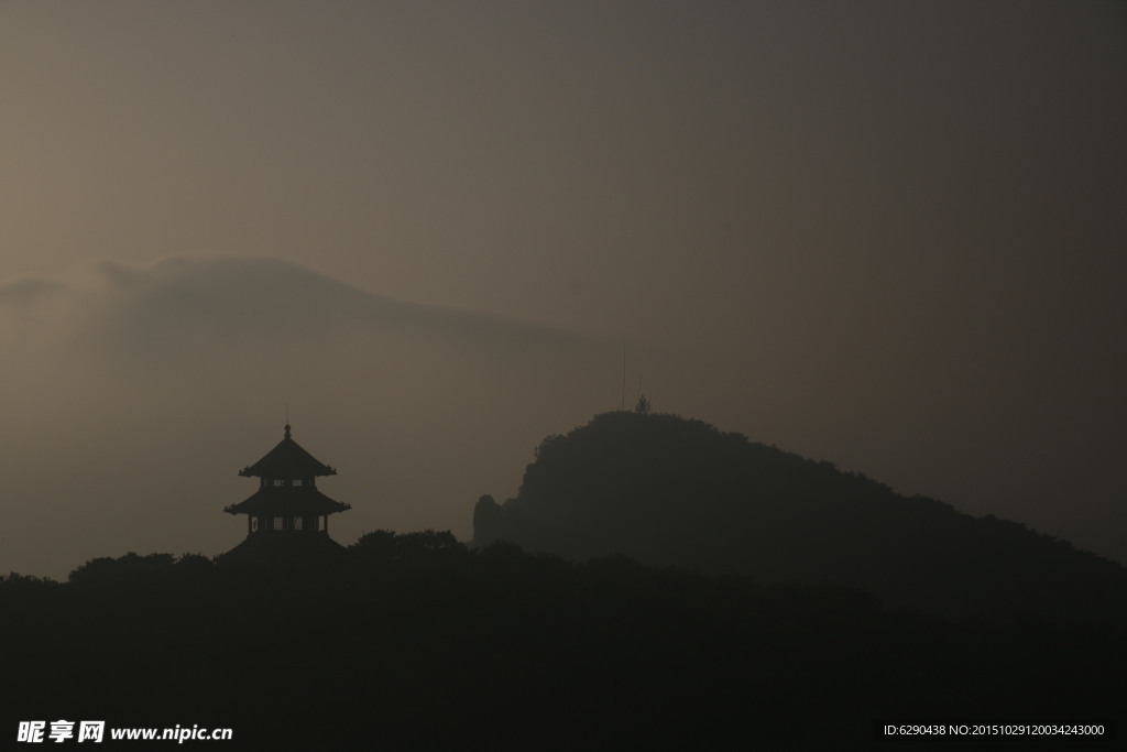 晨雾中的塔 嵩山