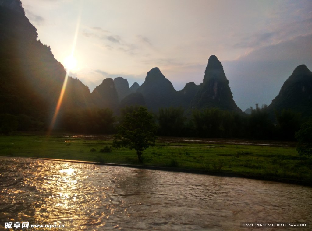 桂林阳光照耀下的群山