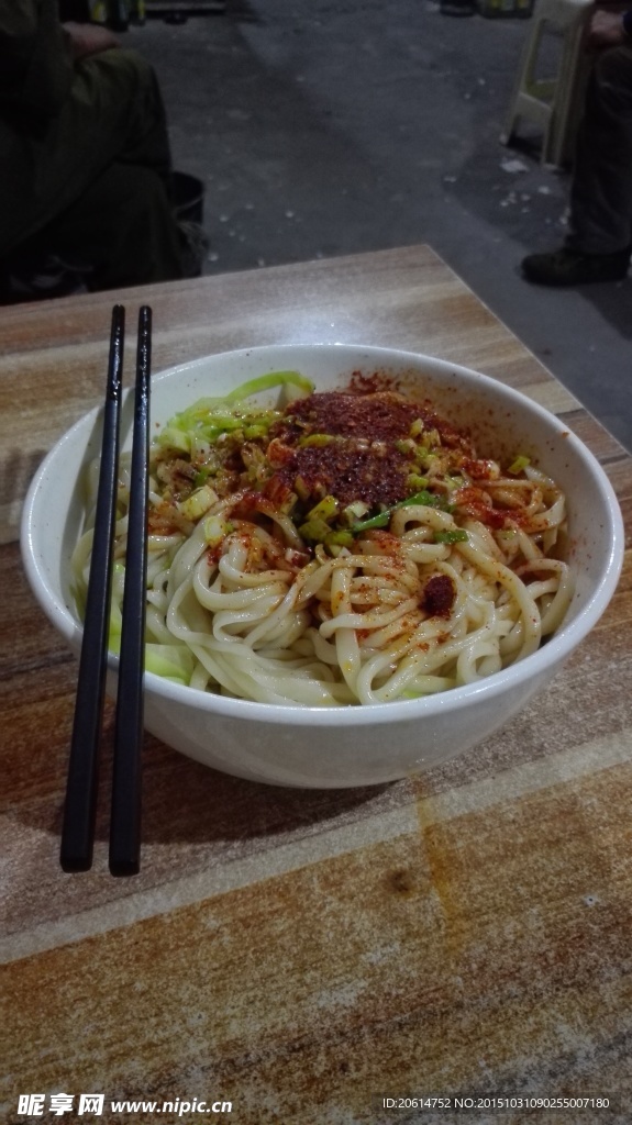 美味可口的油泼拉条子面食