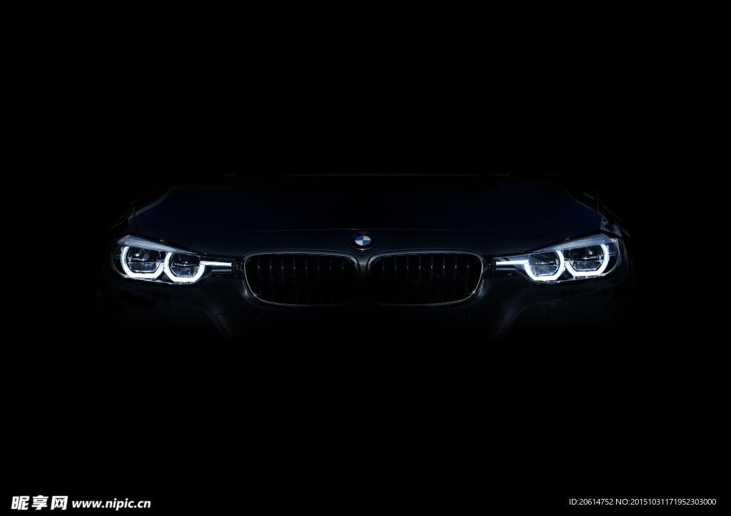 夜色中的新BMW 3系前脸大灯