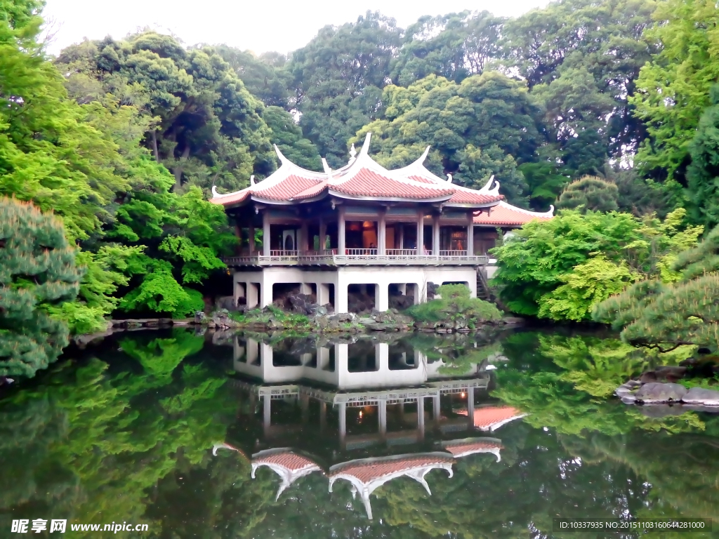 湖面楼阁