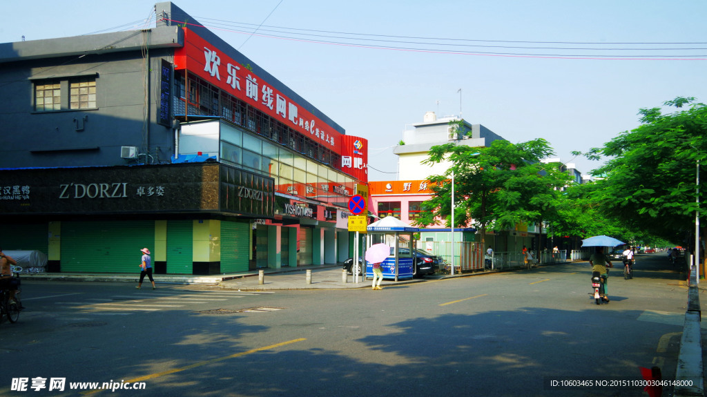 清晨街道 行人赶集