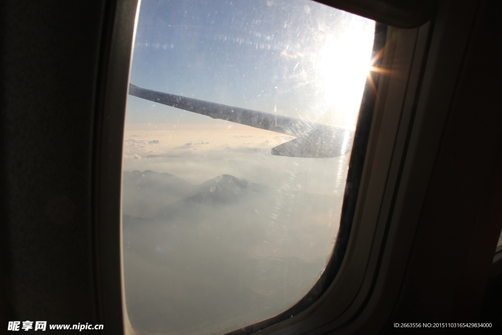 飞机起飞高空云山机翼