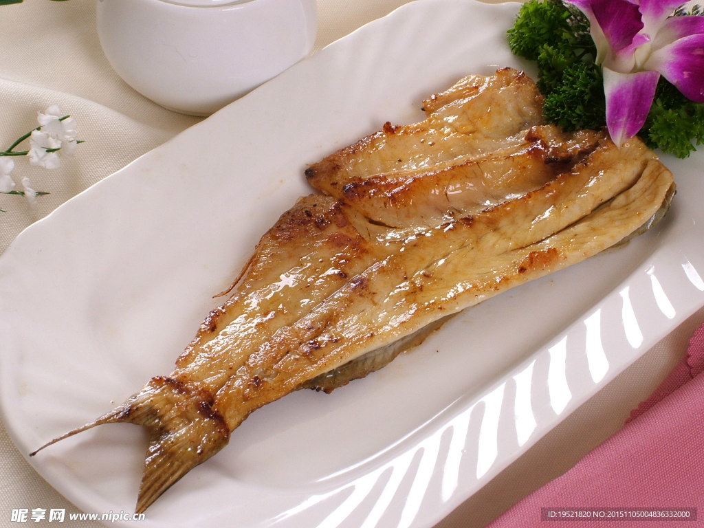 香煎鲑鱼的做法_香煎鲑鱼怎么做_香煎鲑鱼的家常做法_咸鱼【心食谱】