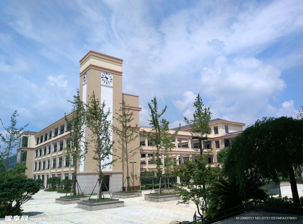 学校蓝天白云时钟