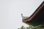 蓝天绿色古建筑
