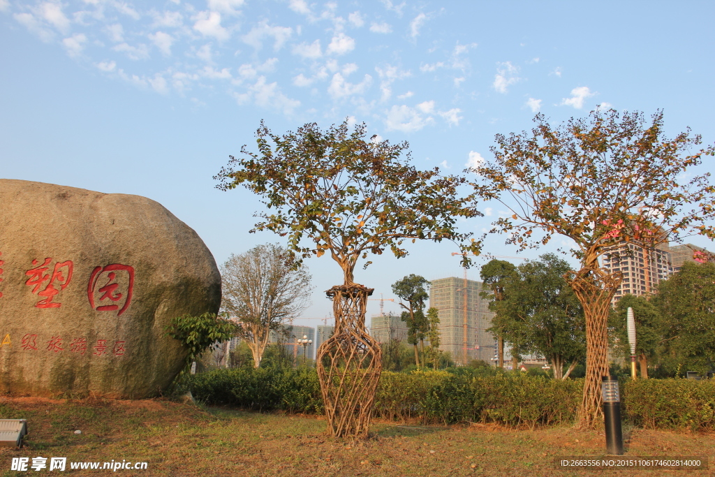 江西抚州名人雕塑园造型植物