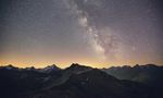 户外星空的山