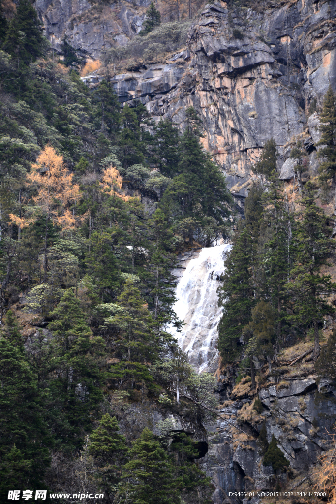 毕棚沟雪山瀑布风景