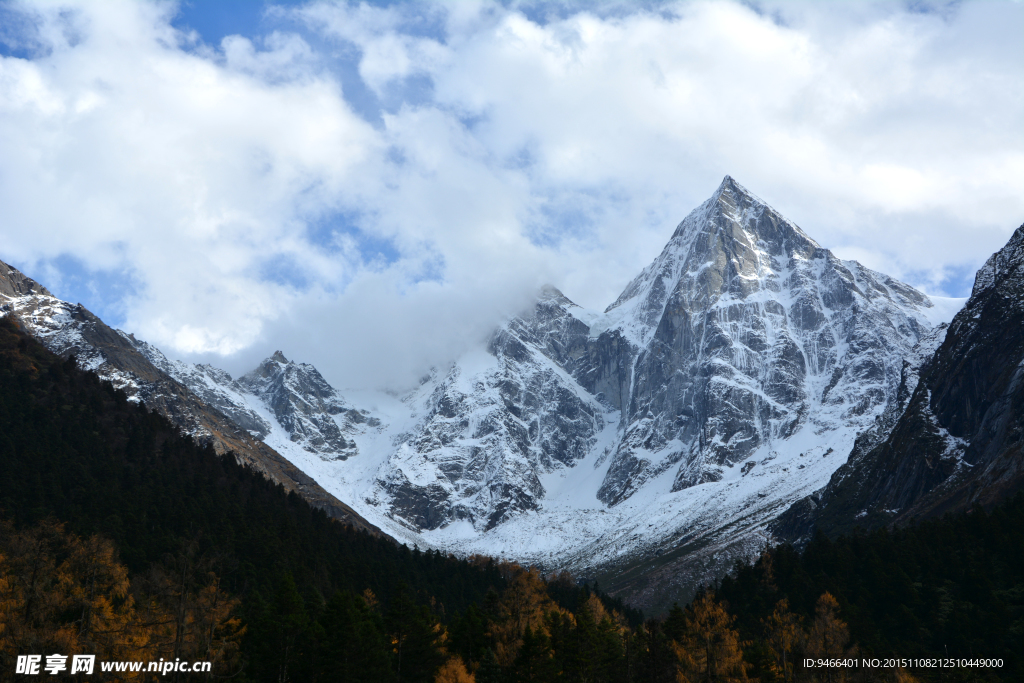 毕棚沟雪山