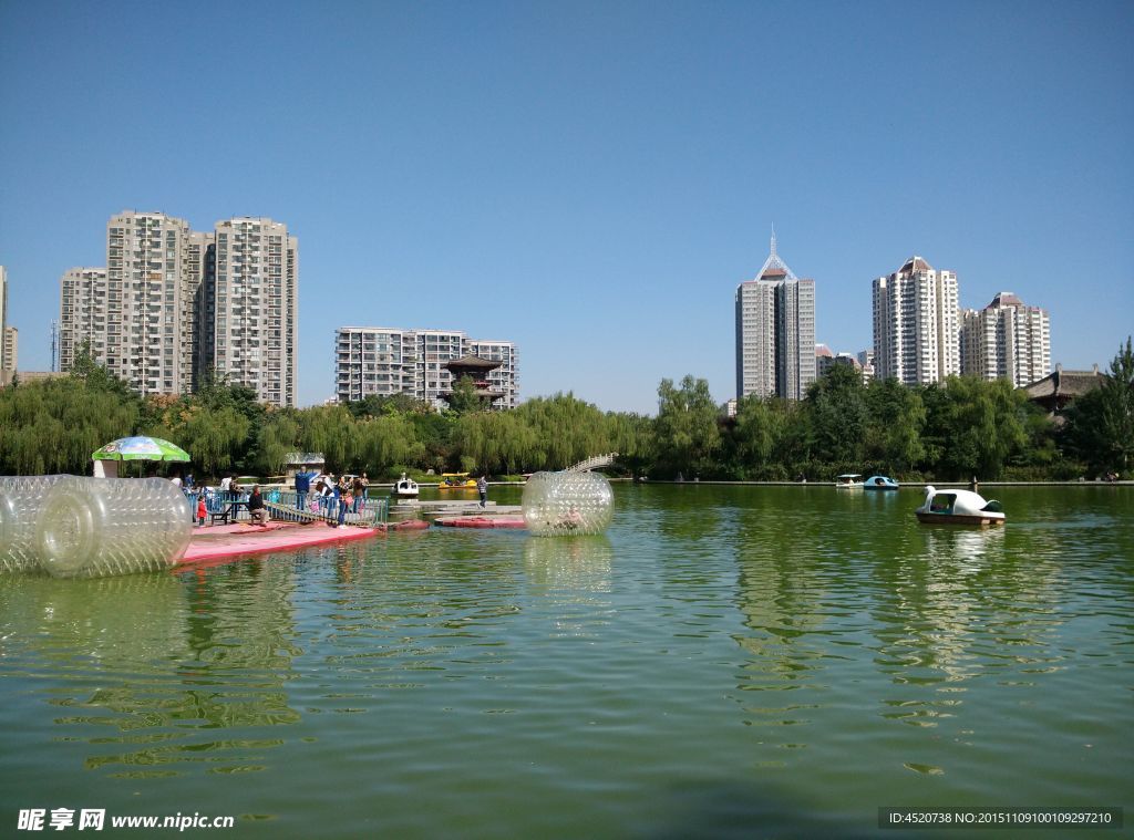 城市湖景