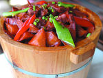 土豆烧牛肉木桶饭