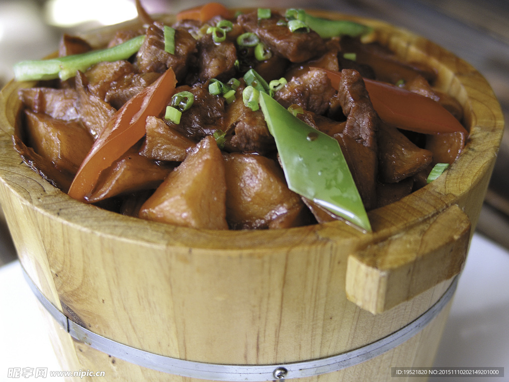 土豆烧牛肉木桶饭