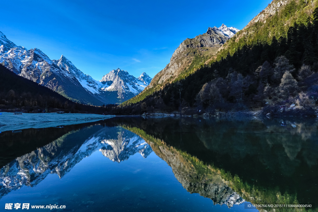 毕水沟风景 河中倒影