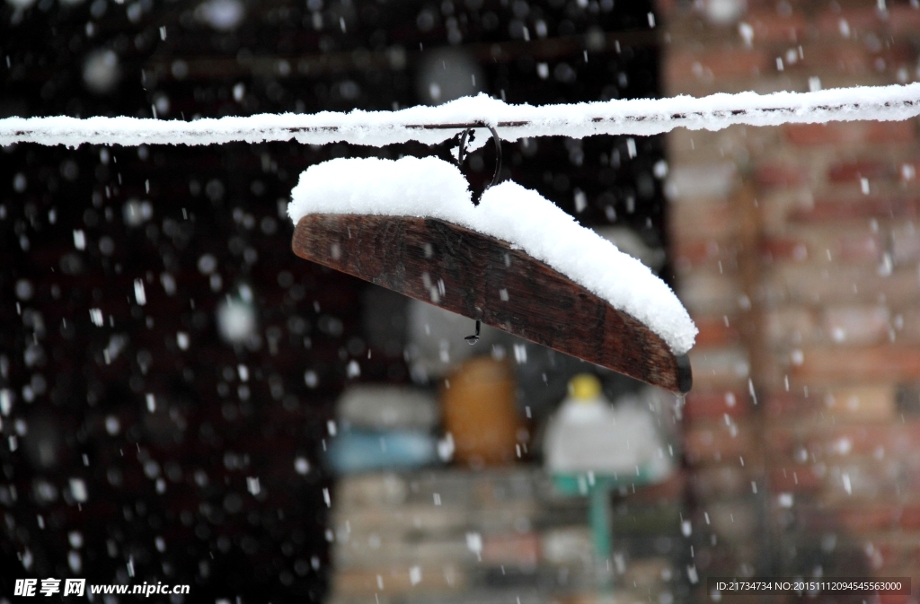 雪中的木衣架