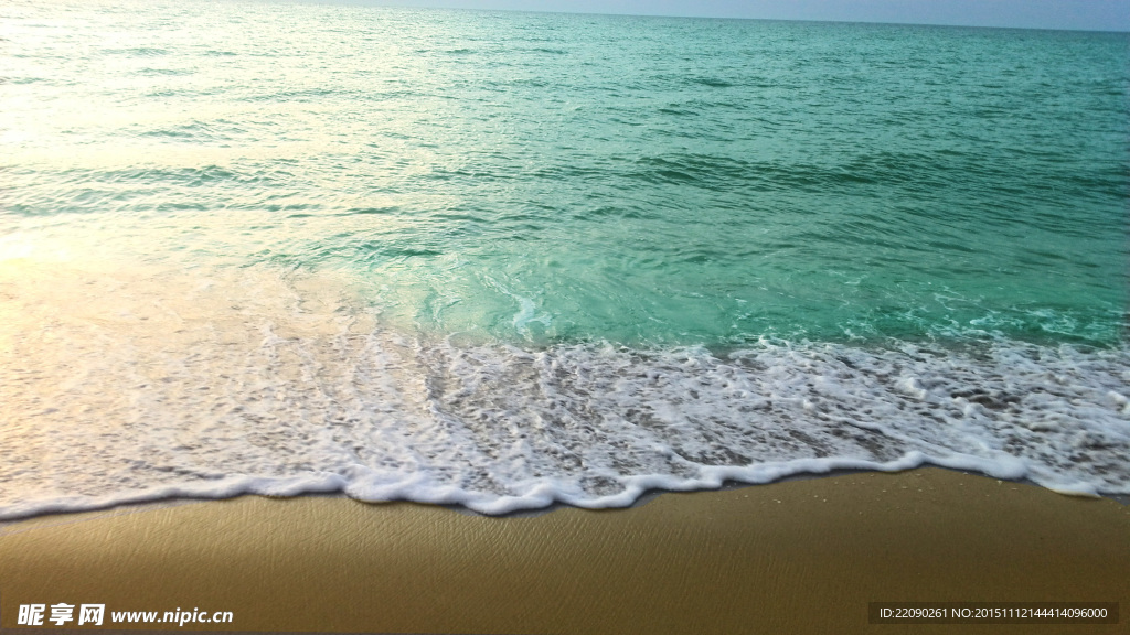 夏日沙滩上的海沫