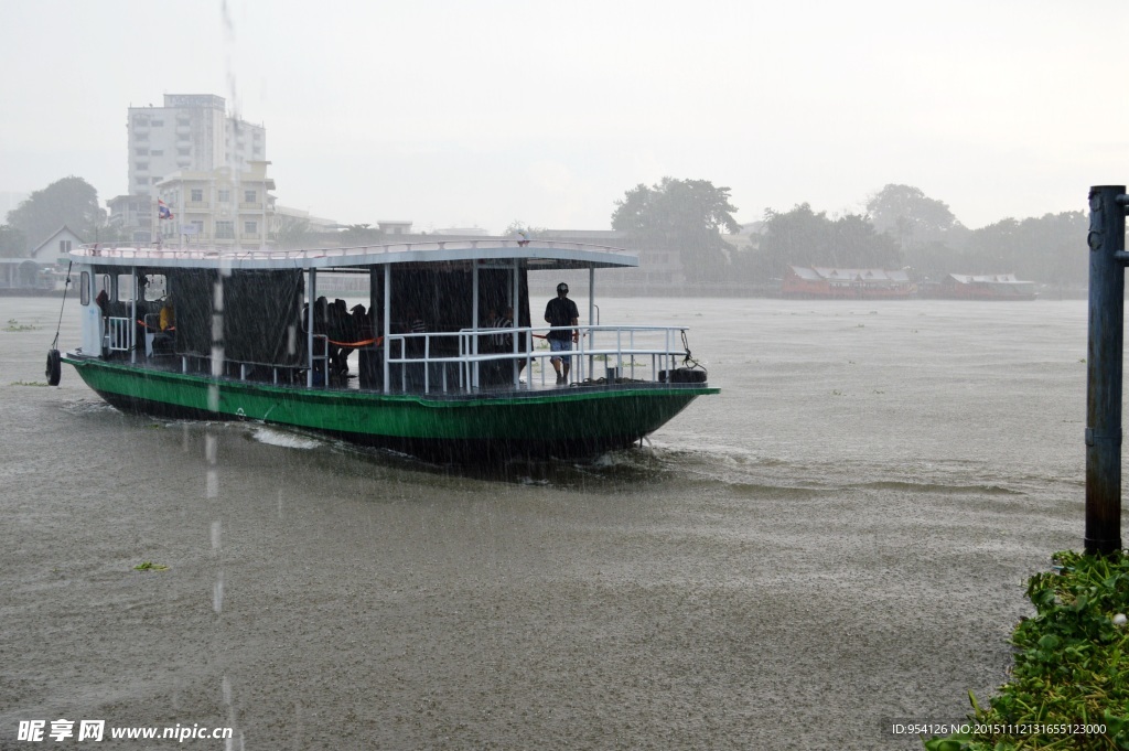 大雨中的湄南河