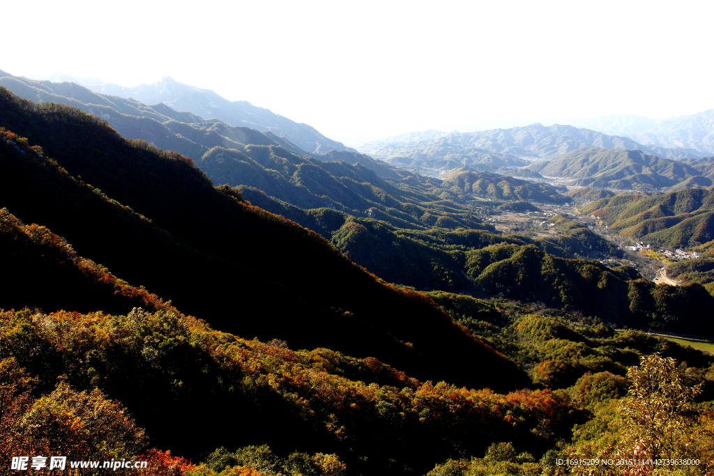 夕阳下的秋日山峦