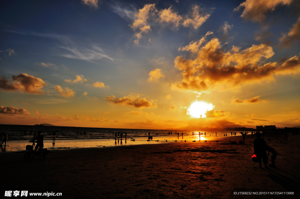 夕阳海边