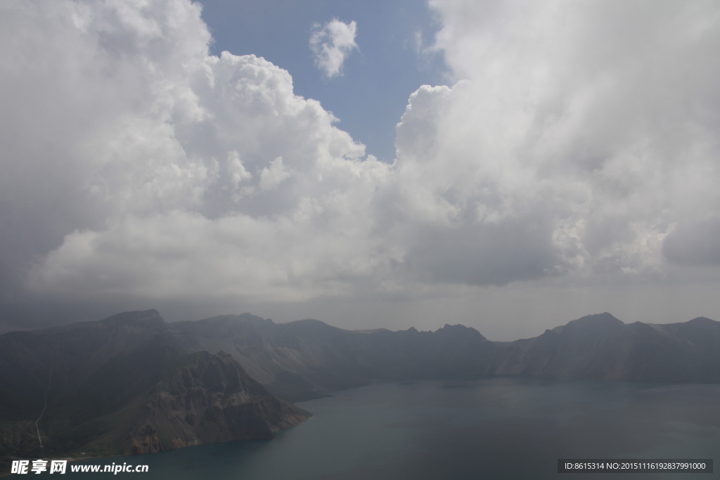 天山天池上的天空