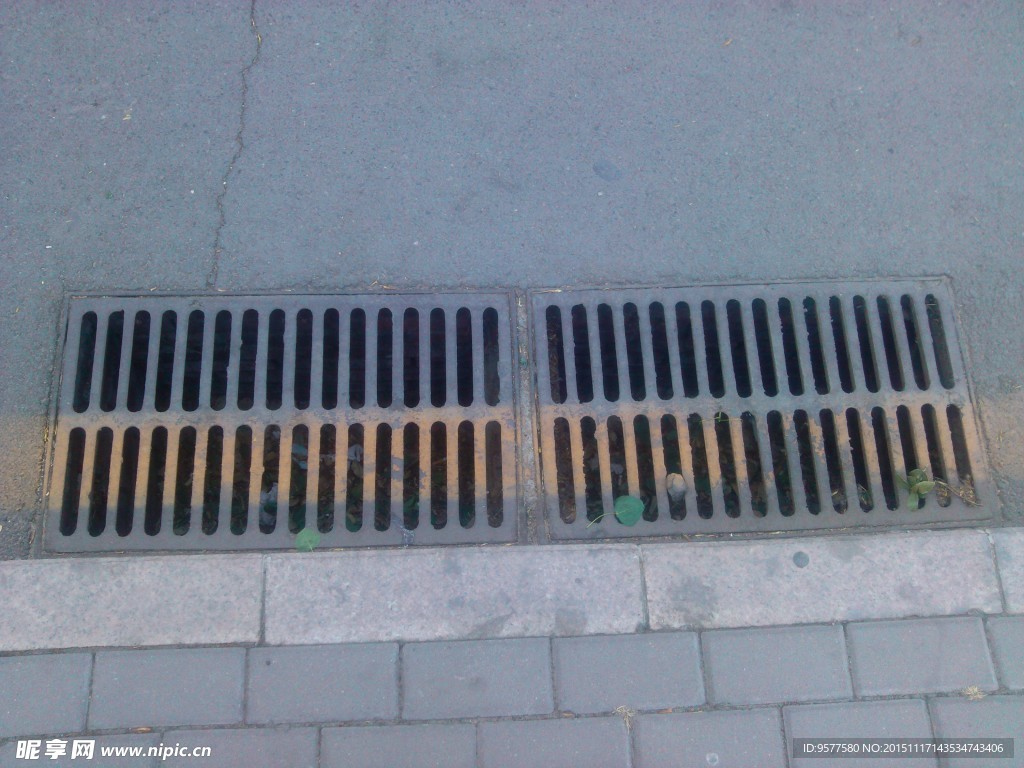 马路下水道