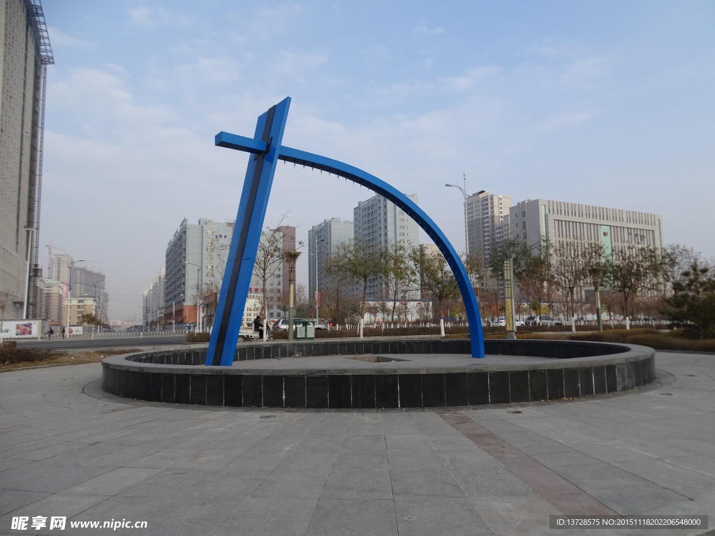 支撑 蓝色建筑
