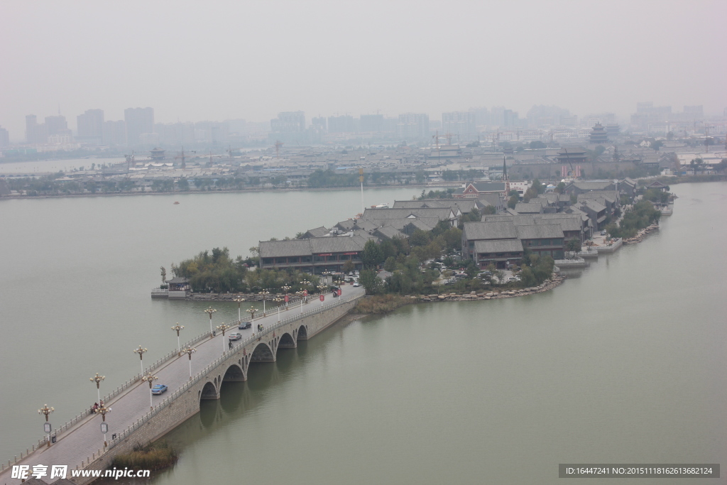 俯视湖中小岛