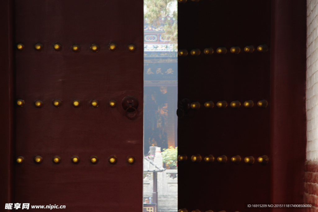 门内庭院