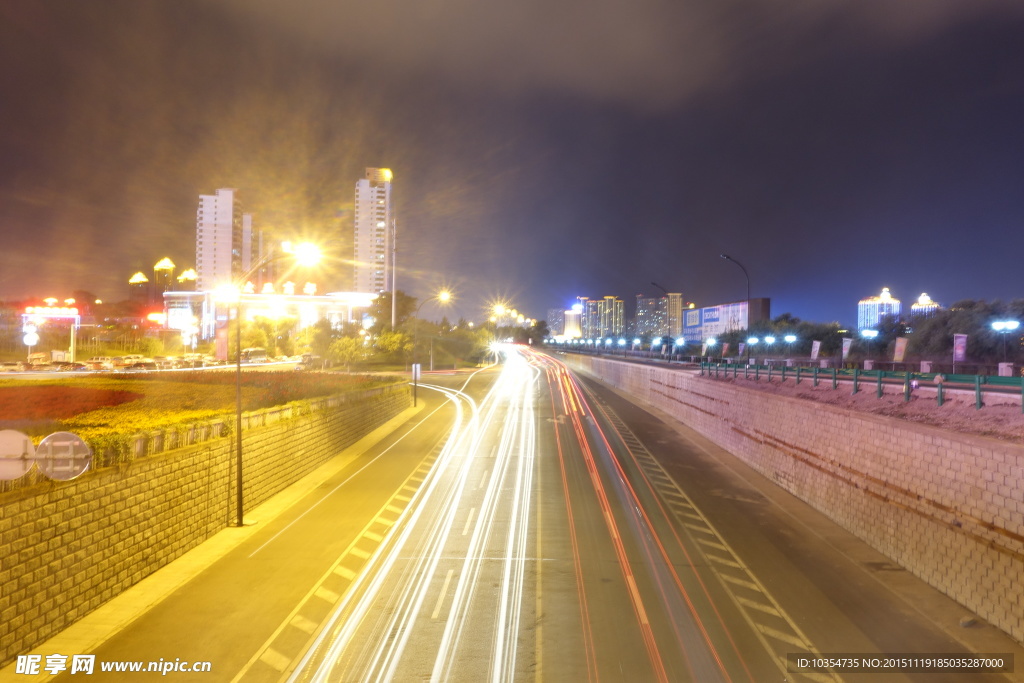 吉林市夜景的车流