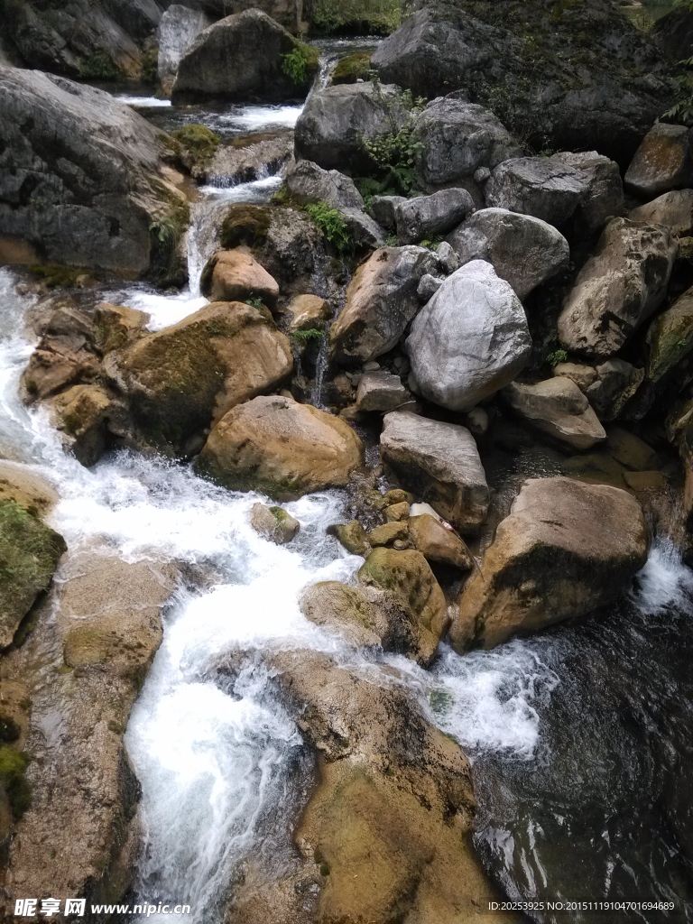 五龙河的山间流水