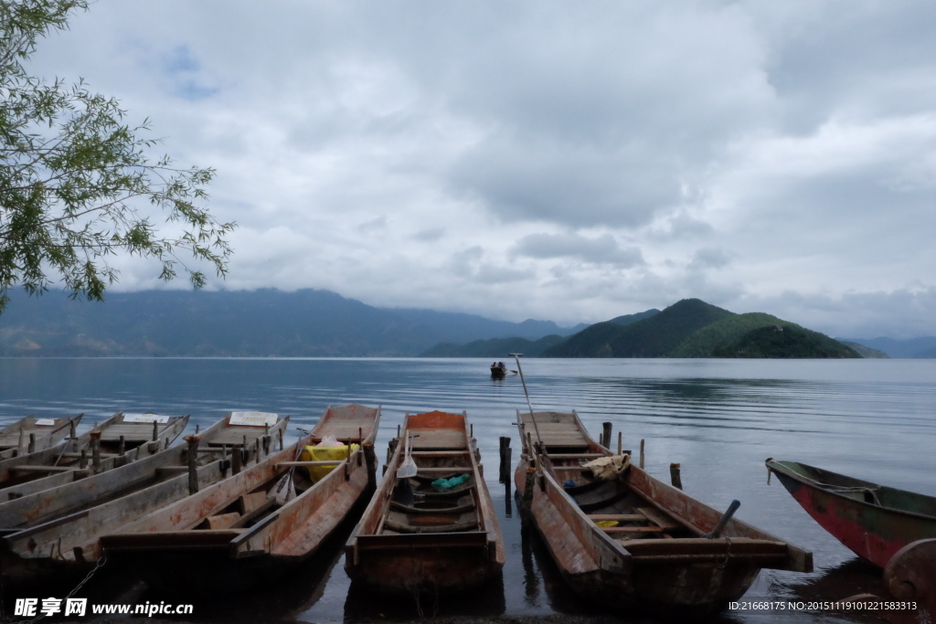 丽江泸沽湖猪槽船