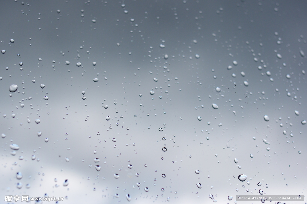 玻璃上的雨滴高清图片素材