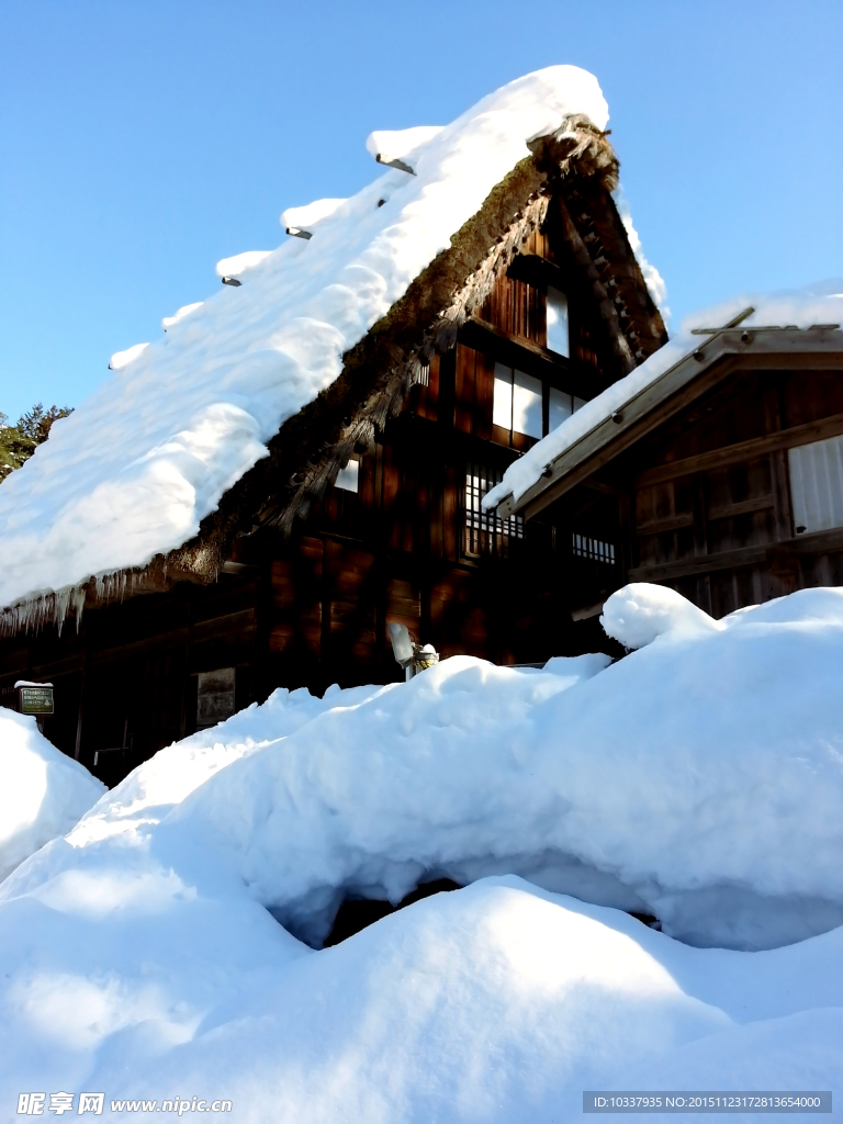 大雪下的木屋