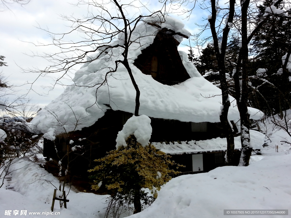 雪地老房子