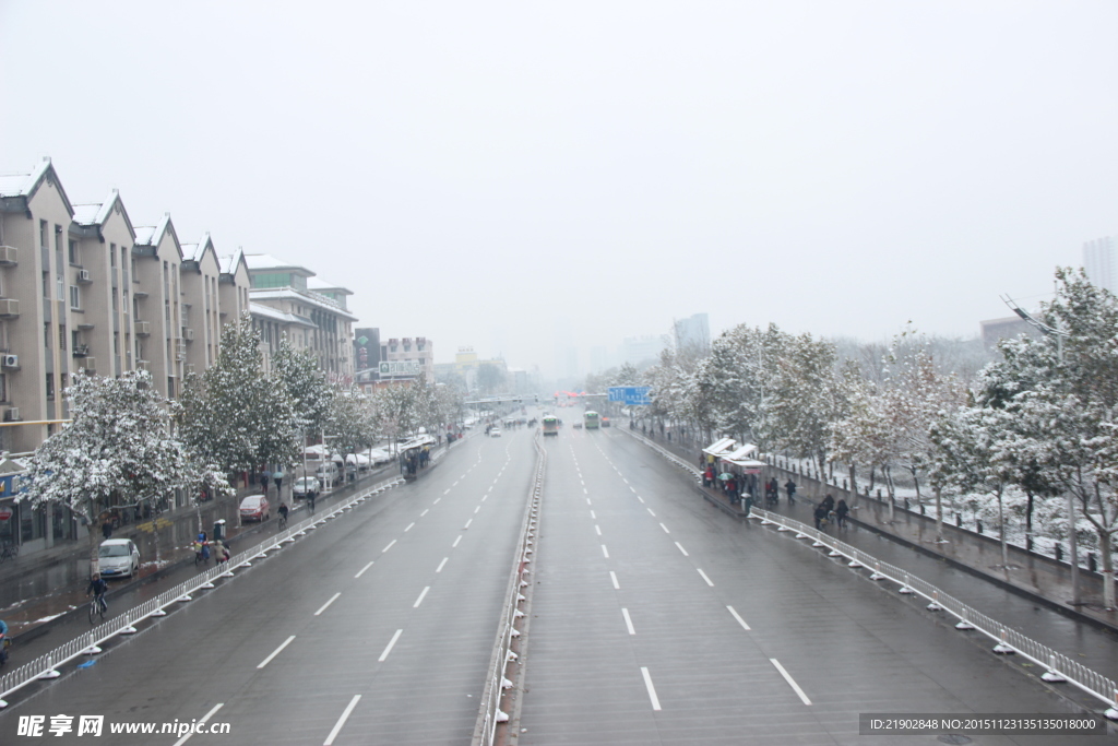 公路雪景