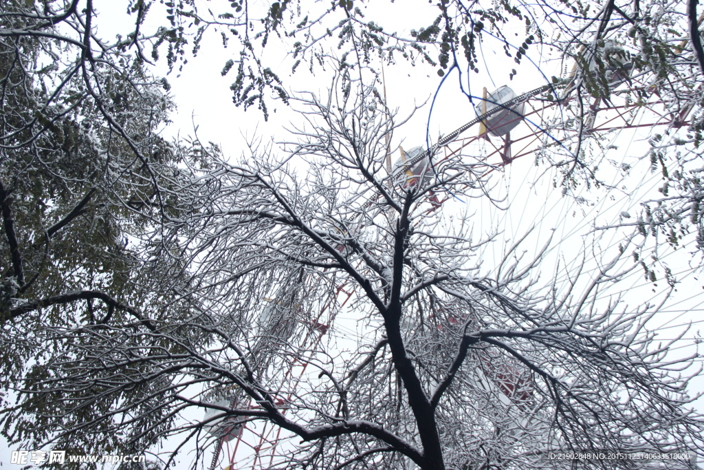 游乐场雪景