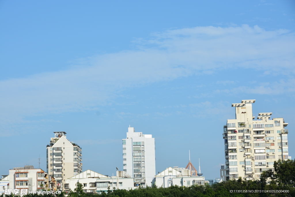 蓝天下的城市建筑