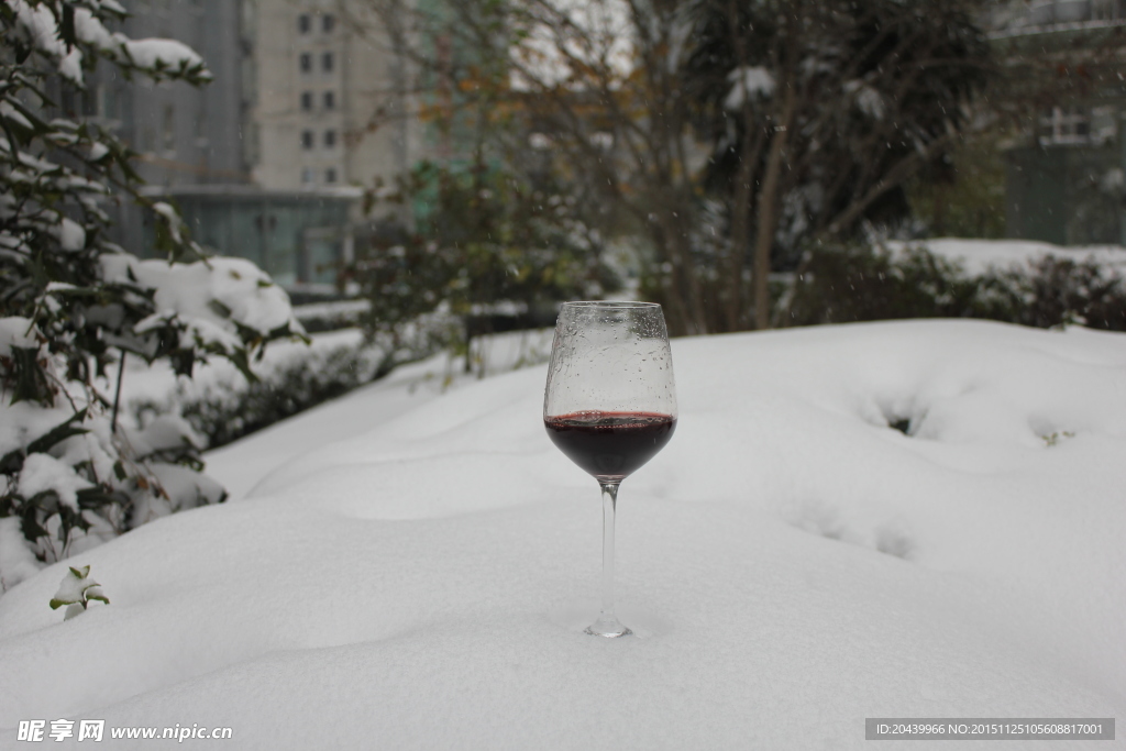 雪中红酒