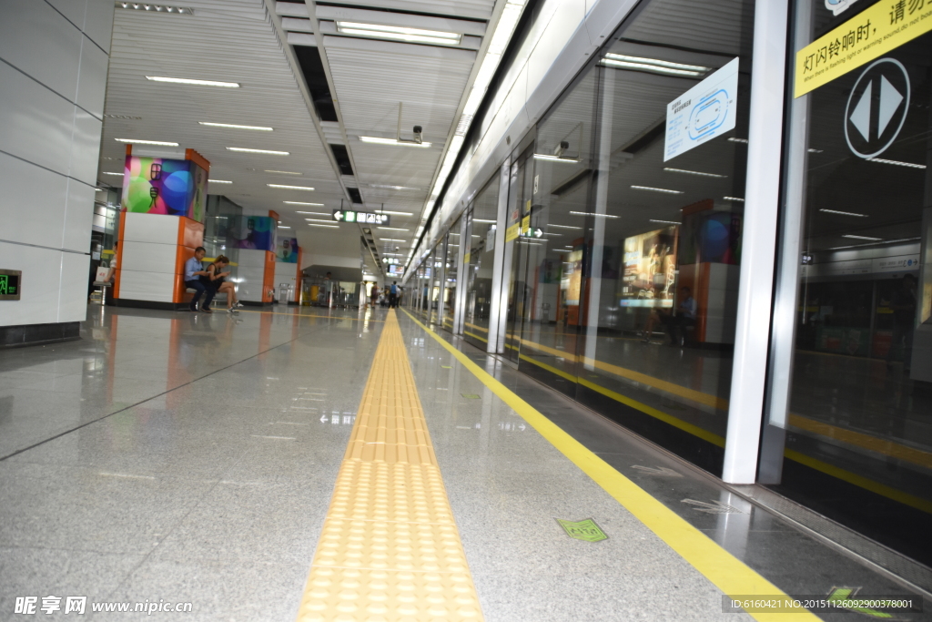 深圳地铁站 候车厅 明亮的站台