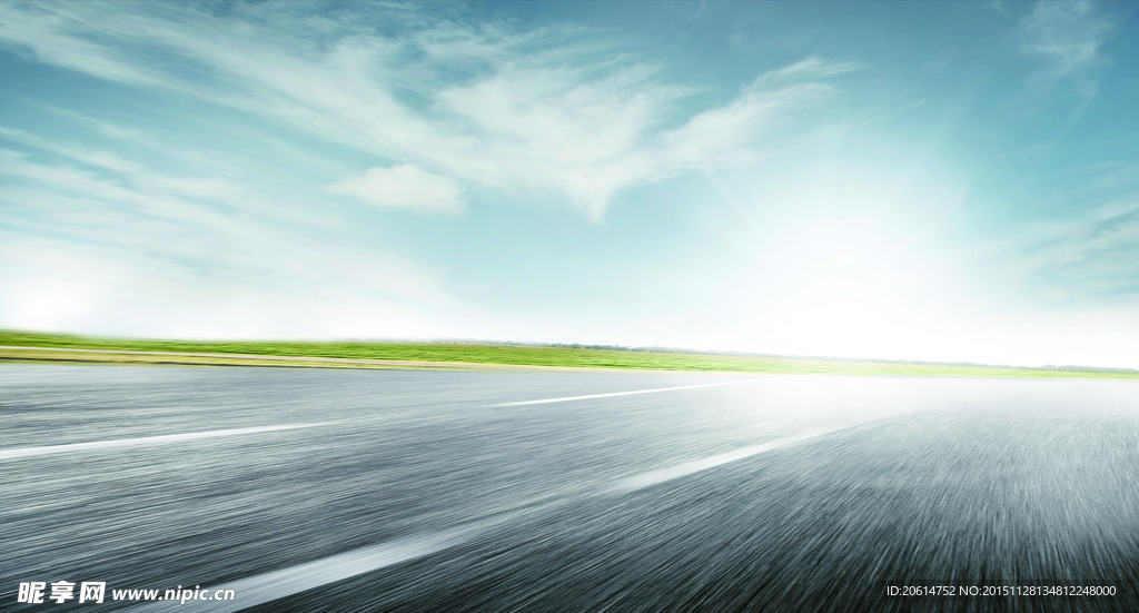 蓝天白云下的道路